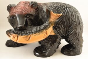 昔からよくある木彫りのクマ。今の木彫りのクマはこうなってんのか・・驚