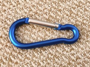 警視庁が教えるカラビナの活用方法、これはいいアイデアだ！