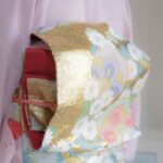 着物を着て歩いていると年配の女性に声をかけられ小路に誘導され・・