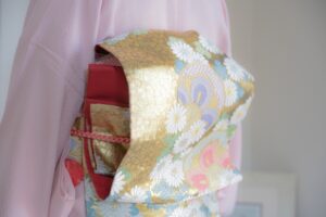 着物を着て歩いていると年配の女性に声をかけられ小路に誘導され・・