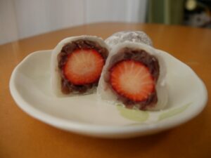 いちご大福を糸で切って綺麗な断面を期待していたら・・これは閲覧注意です！