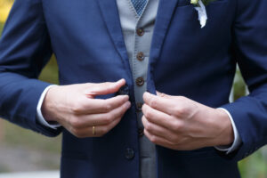 結婚式の二次会はスーツで来てと言われたので・・・そ、それは違うことない？？