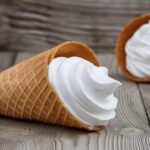 ソフトクリームを持った娘、あまりにも嬉しすぎてソフトクリームより先に溶け出しているぞ!