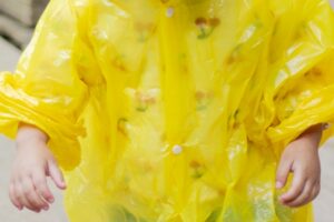 妻が買ってきた子供用の雨具、これ・・恥ずかしいんですけど（笑）