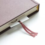 この「しおり」の発想が素敵すぎる!→本に挟むと、こんな仕掛けが・・